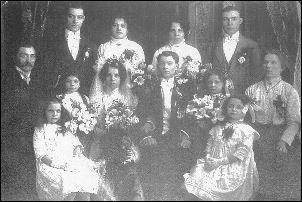 Wedding of Joseph Lesniowsky and Anastazia Chuchman. Manchester, 1915 р. (Ye. Nebesniak, "Z Chervonoi Kalyny na Chervonu Rozhu")