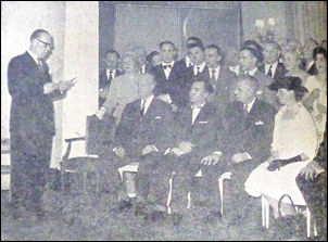 Фото (О. Ленківська): Члени АУТ вітають прем’єр-міністра 
	Канади Джона Діфенбейкера (перший ряд, другий справа) у Лондоні, 1960 р. 
	Біля нього - баронеса Гескет.