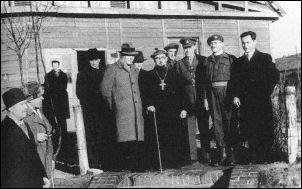 Представники ЦУДБ відвідують табір переміщених осіб у м. Гайденау, Німеччина. Грудень 1945 р.